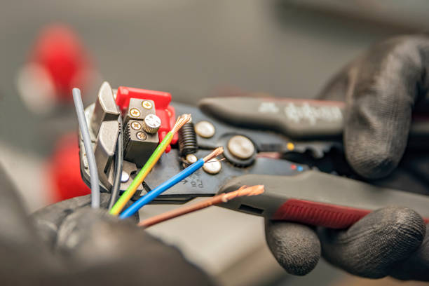 Best Affordable Emergency Electrician  in Lewistown, IL